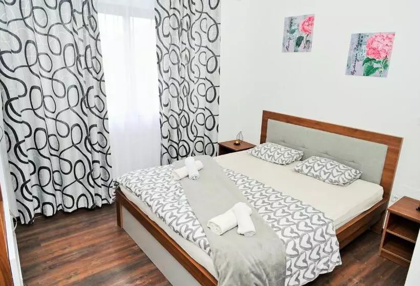 پانسیون Lola S House