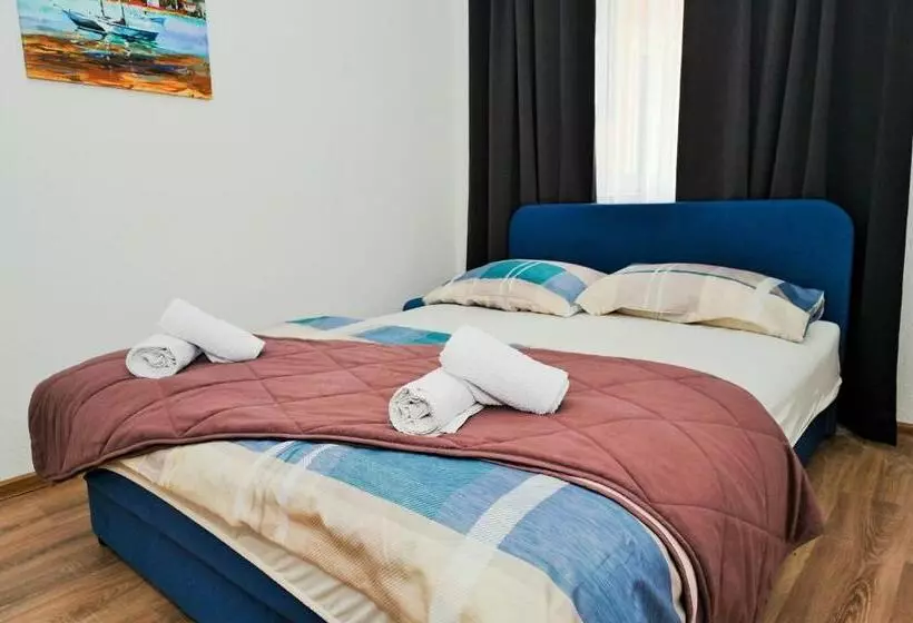 پانسیون Lola S House