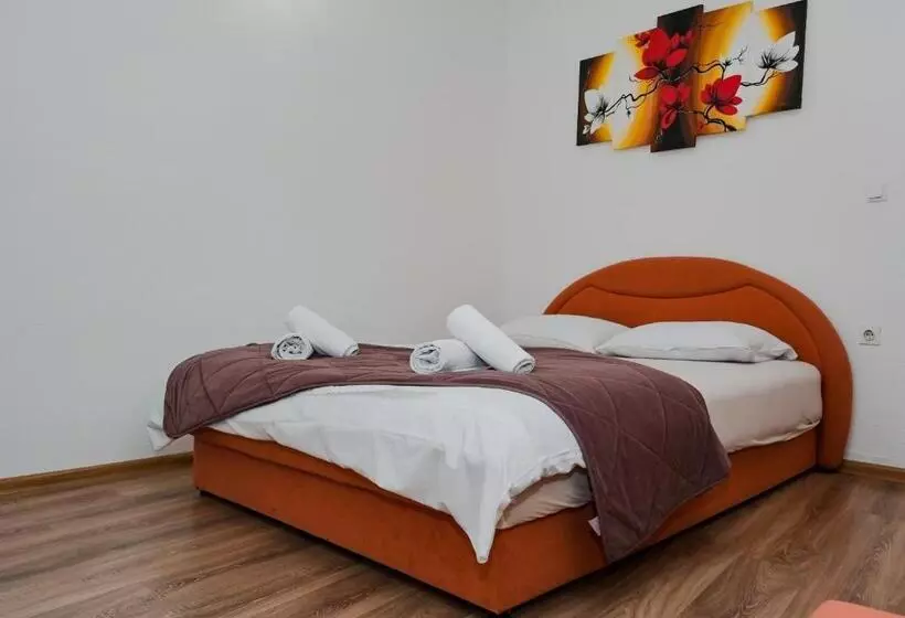 پانسیون Lola S House