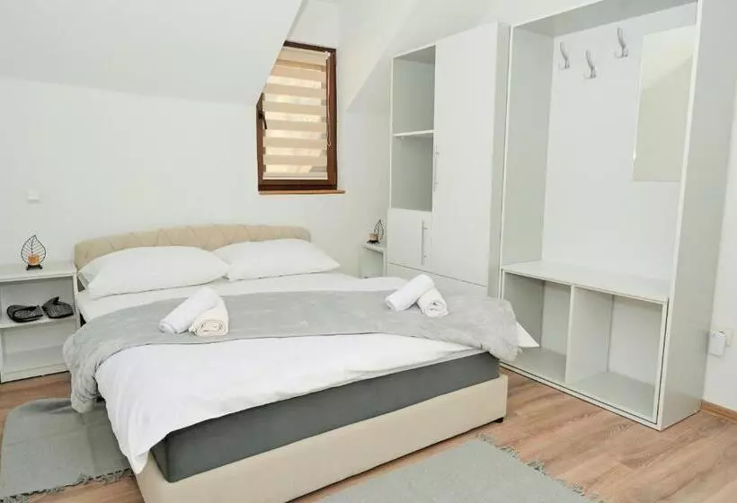 پانسیون Lola S House