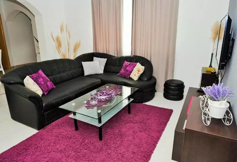 پانسیون Lola S House