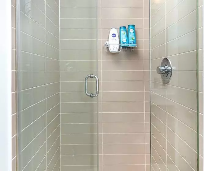 Topline Suites   Ice Condos
