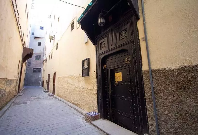 تختخواب و صبحانه Dar Alami Salaj