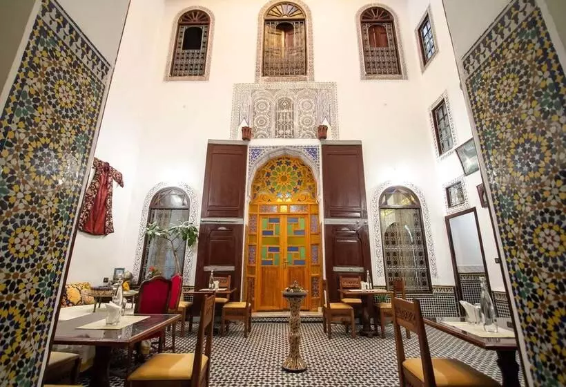 تختخواب و صبحانه Dar Alami Salaj