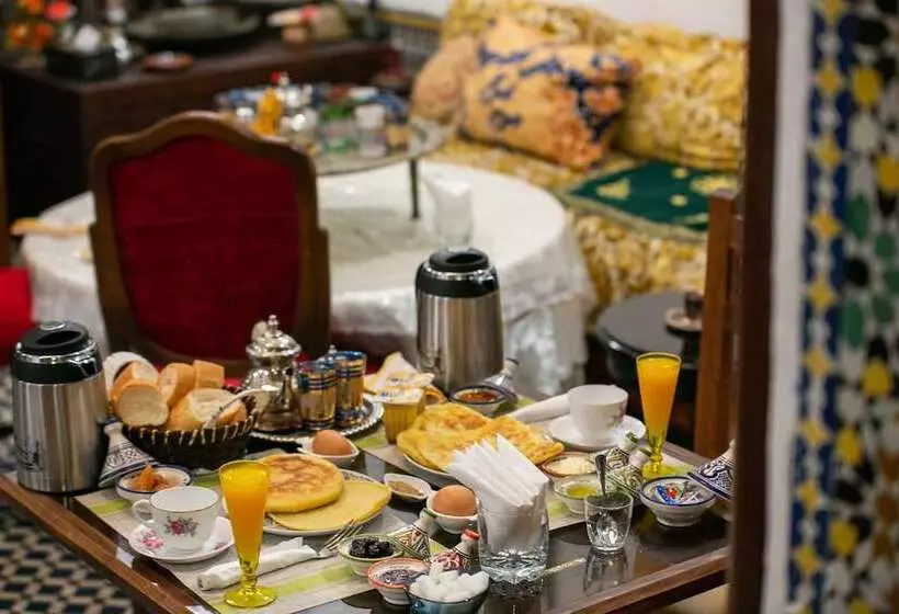 تختخواب و صبحانه Dar Alami Salaj