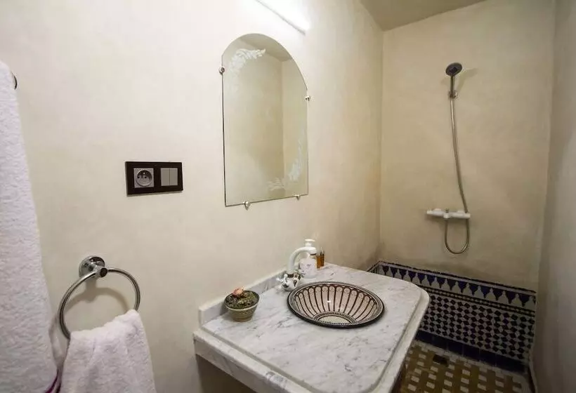 تختخواب و صبحانه Dar Alami Salaj