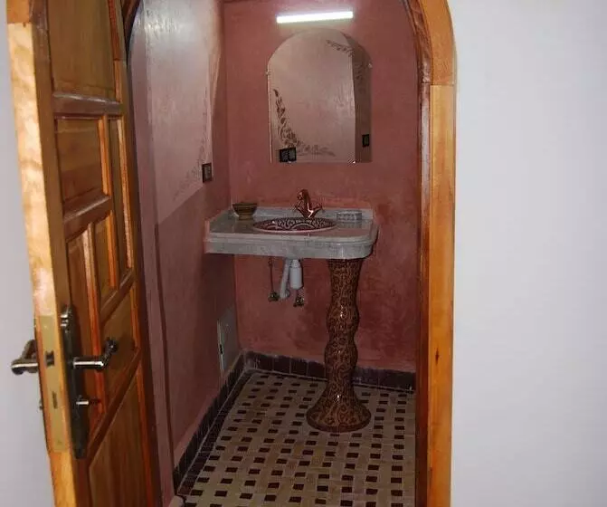 تختخواب و صبحانه Dar Alami Salaj