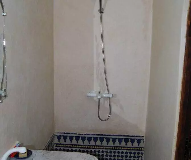 تختخواب و صبحانه Dar Alami Salaj
