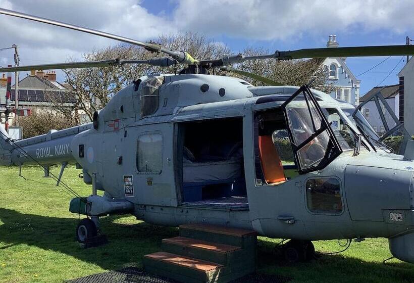 Haelarcher Farmhouse And Helicopter B&b