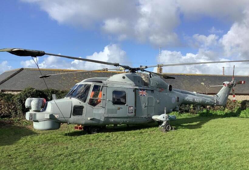 Haelarcher Farmhouse And Helicopter B&b