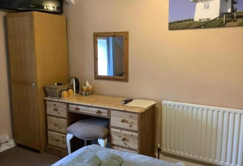 Haelarcher Farmhouse And Helicopter B&b