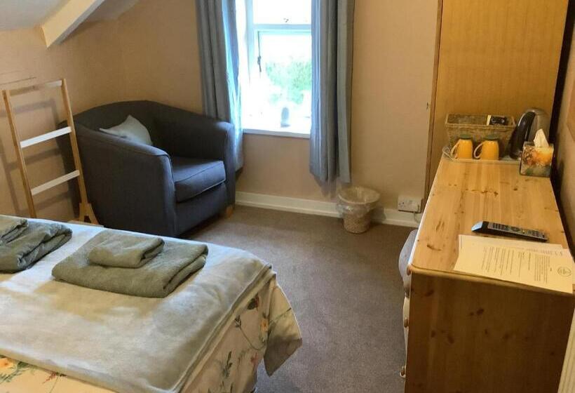 Haelarcher Farmhouse And Helicopter B&b