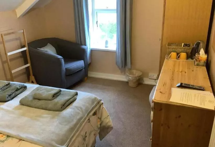 Haelarcher Farmhouse And Helicopter B&b