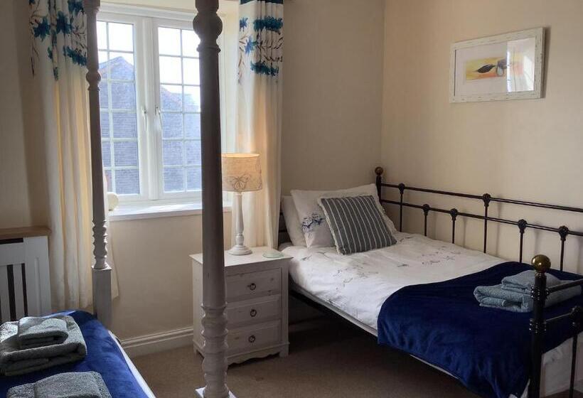 Haelarcher Farmhouse And Helicopter B&b