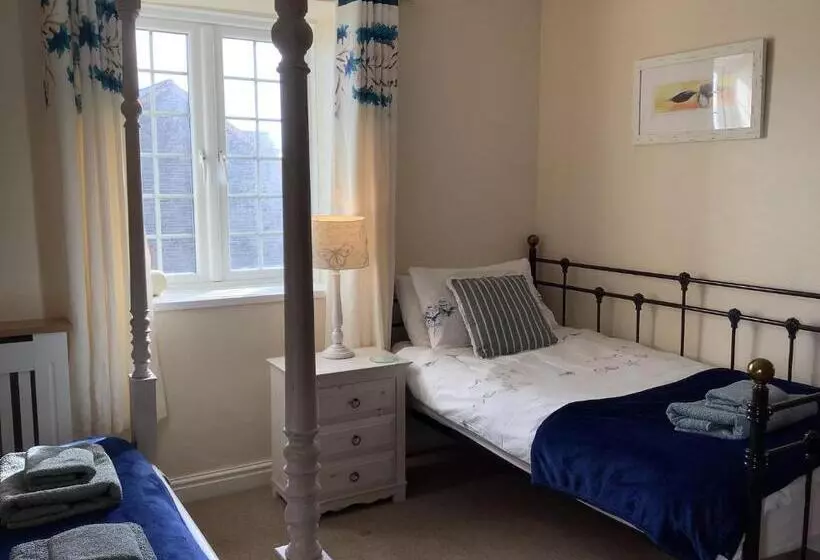 Haelarcher Farmhouse And Helicopter B&b