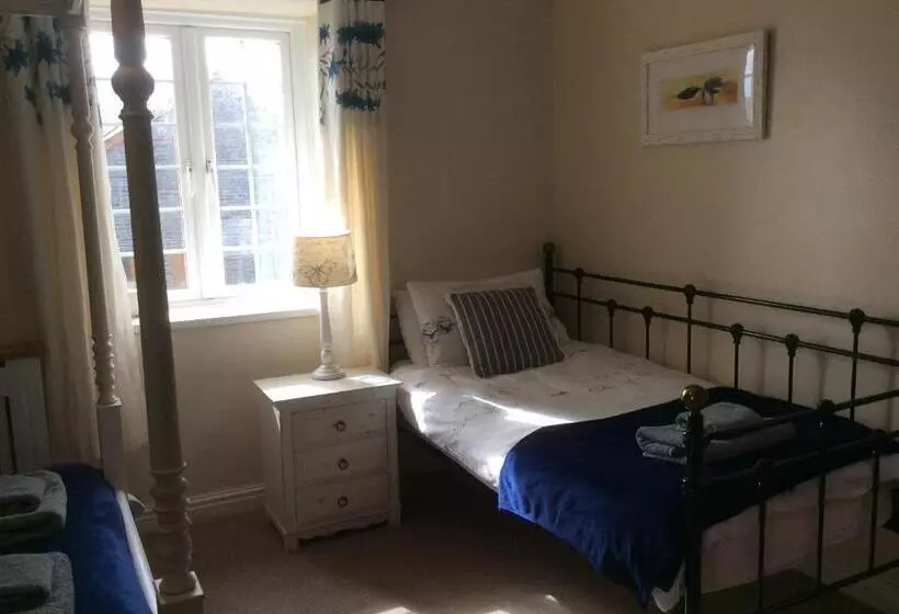 Haelarcher Farmhouse And Helicopter B&b