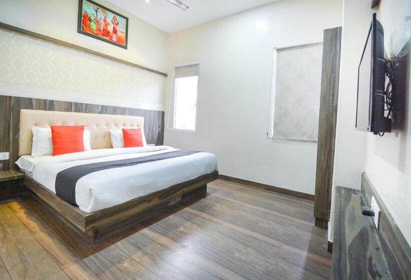 Capital O 69624 Hotel Moments Inn