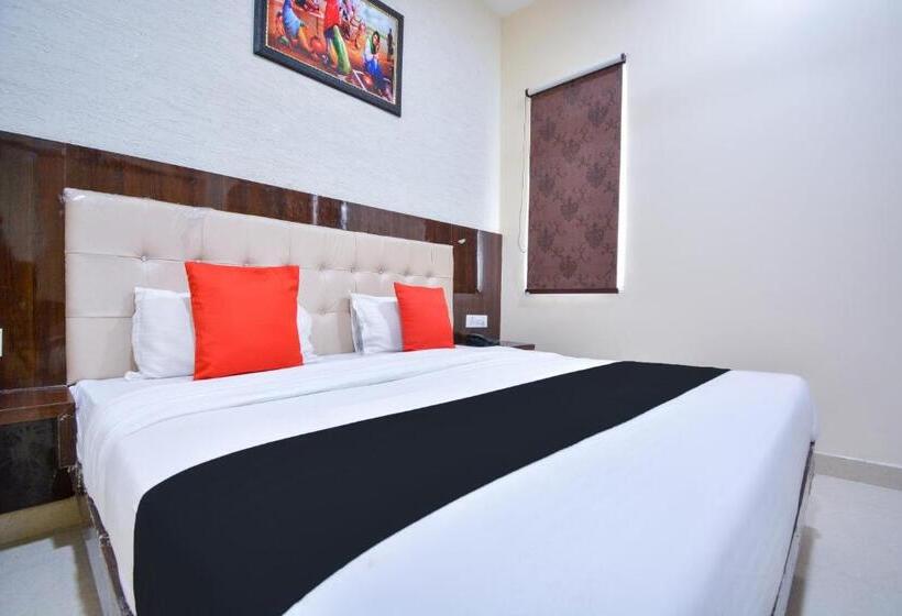 Capital O 69624 Hotel Moments Inn