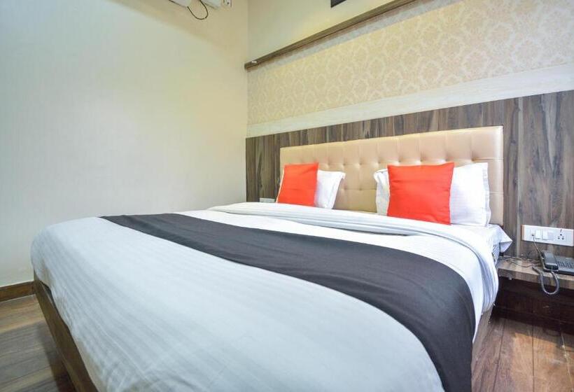 Capital O 69624 Hotel Moments Inn