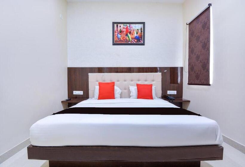 Capital O 69624 Hotel Moments Inn