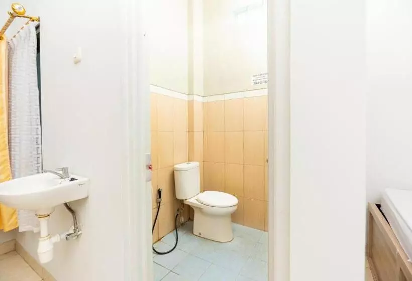 ペンション Reddoorz Plus @ Jalan Pumorow Manado