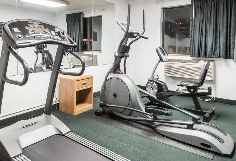 Отель Super 8 By Wyndham New Stanton