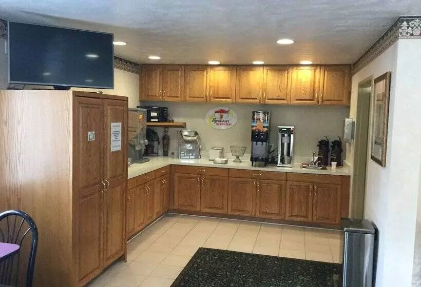 Отель Super 8 By Wyndham New Stanton