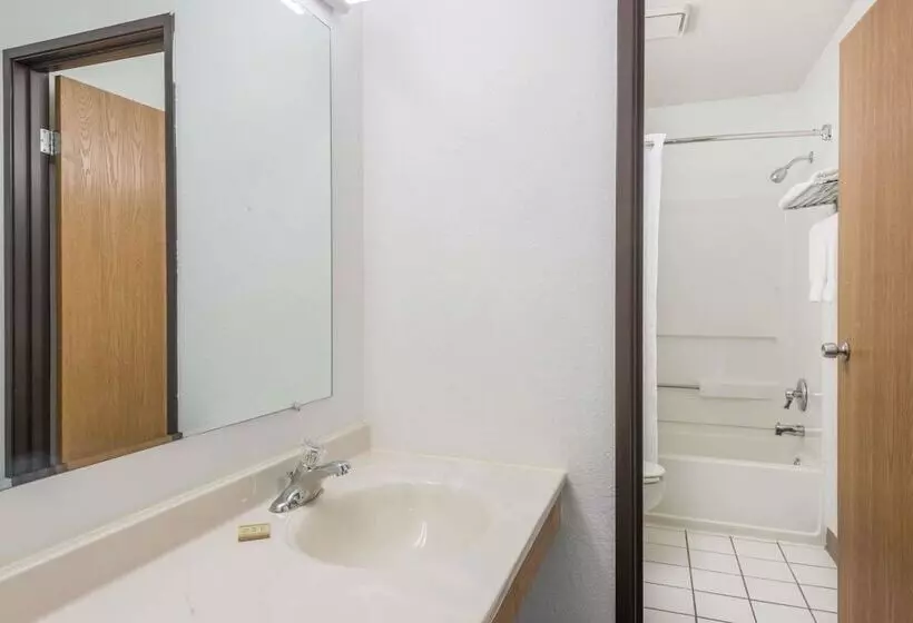 Отель Super 8 By Wyndham New Stanton