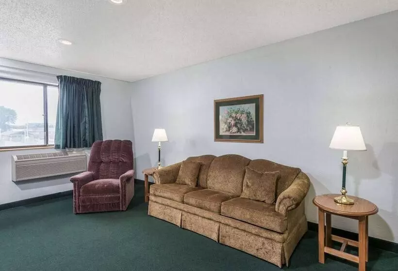 Отель Super 8 By Wyndham New Stanton