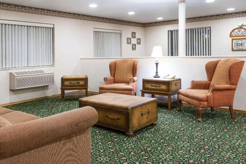 Отель Super 8 By Wyndham New Stanton