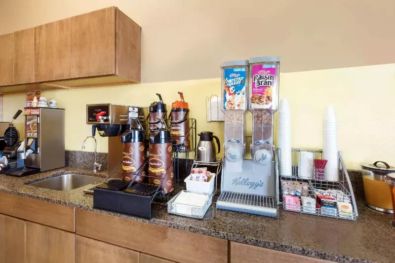 汽车旅馆 Super 8 By Wyndham Carroll