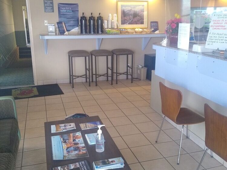 فندق على الطريق Super 8 By Wyndham Craig