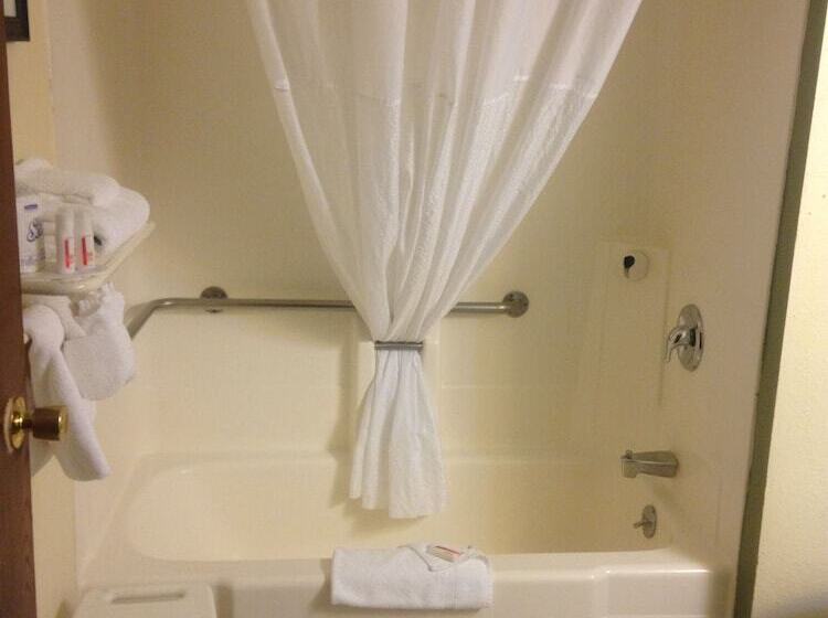 فندق على الطريق Super 8 By Wyndham Craig