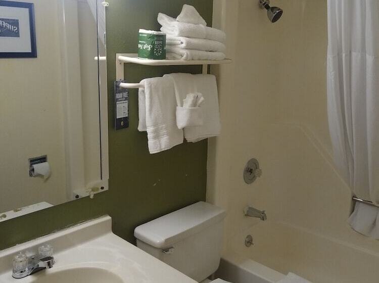 فندق على الطريق Super 8 By Wyndham Craig