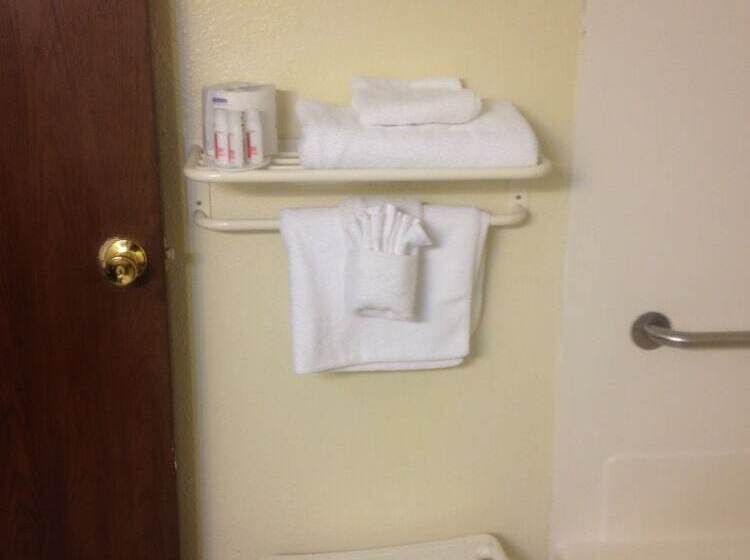 فندق على الطريق Super 8 By Wyndham Craig