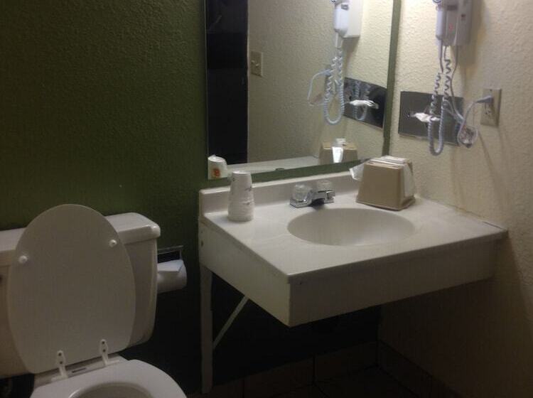 فندق على الطريق Super 8 By Wyndham Craig