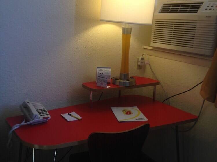 فندق على الطريق Super 8 By Wyndham Craig