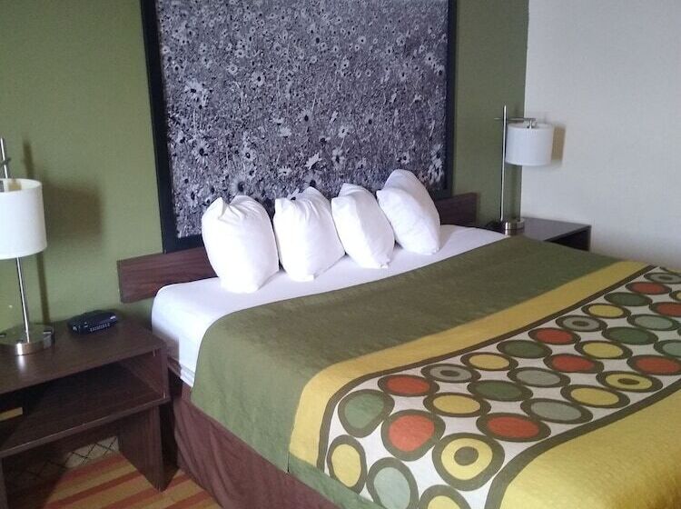 فندق على الطريق Super 8 By Wyndham Craig