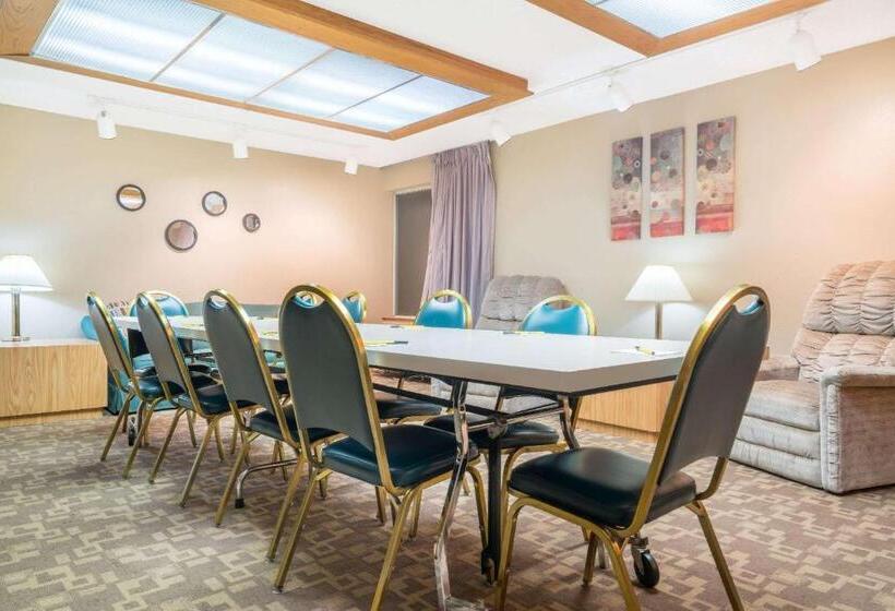 モーテル Super 8 By Wyndham Menomonie Wi