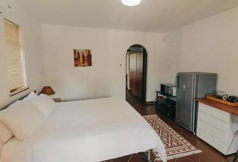 Majatalo Golden Candle Guest House