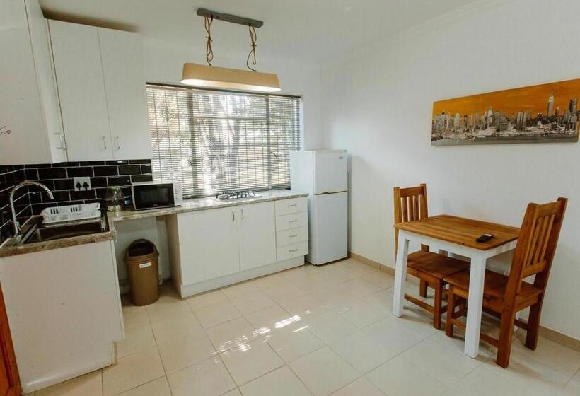 膳宿费 Golden Candle Guest House