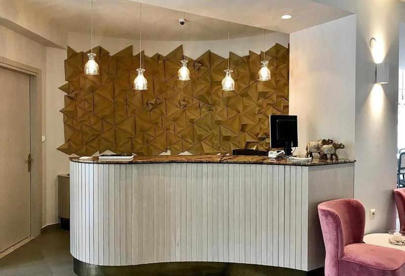 Отель Emerald Suites