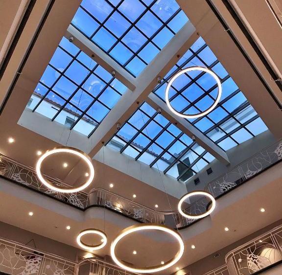 Отель Emerald Suites