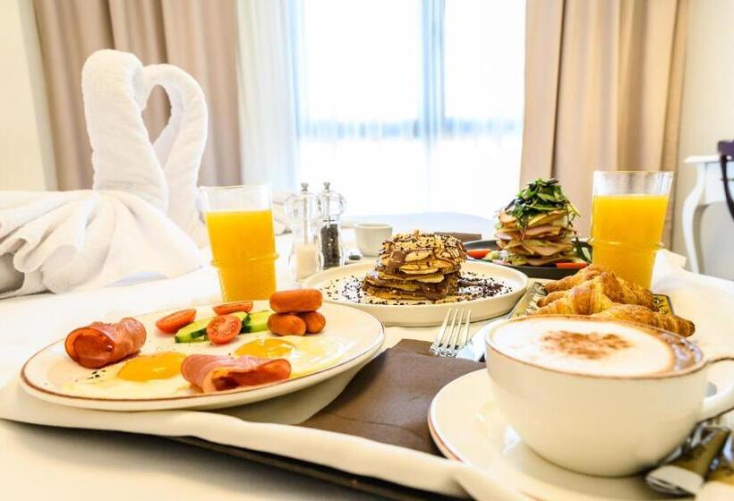 Отель Emerald Suites