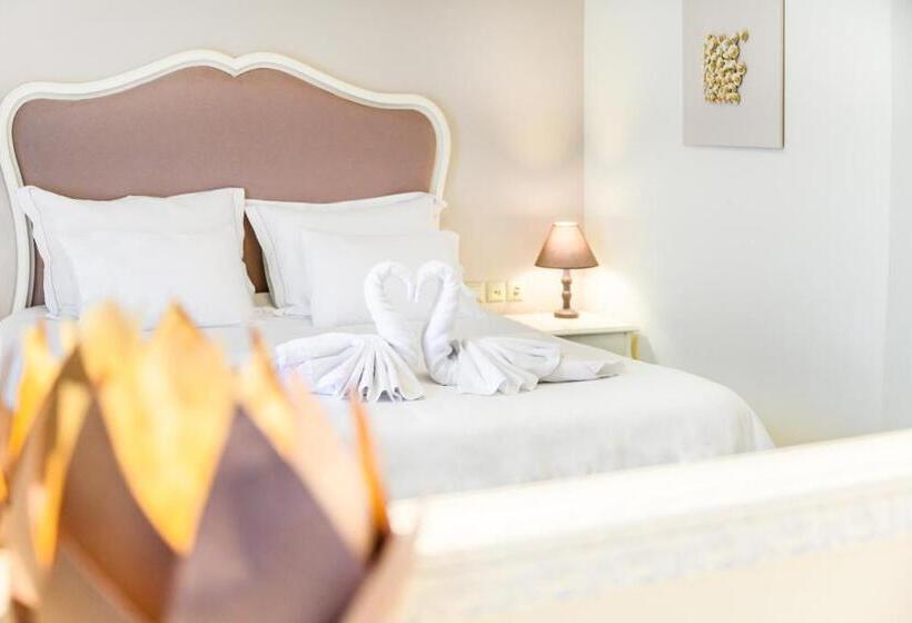 Отель Emerald Suites