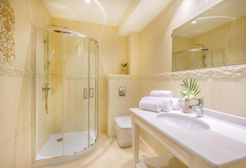 Отель Emerald Suites