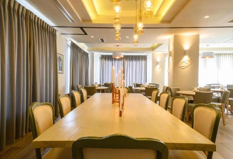 Отель Emerald Suites