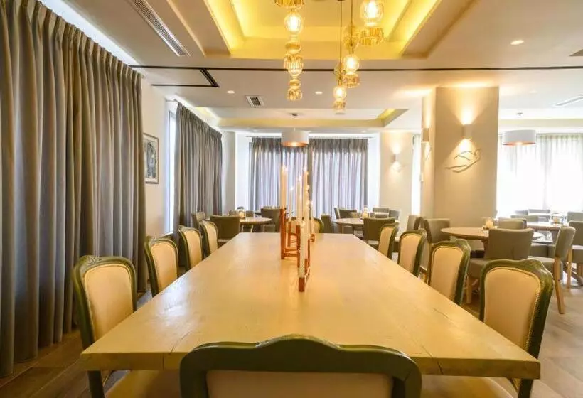 ホテル Emerald Suites