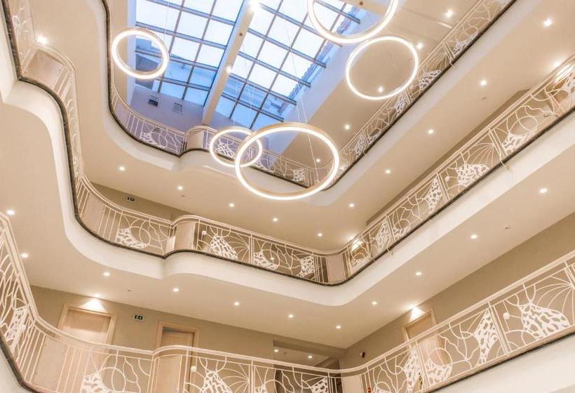 Отель Emerald Suites