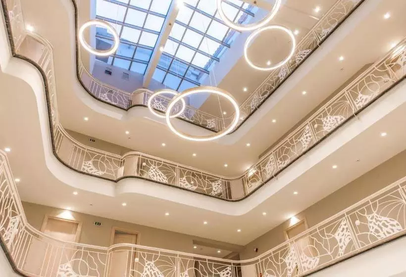 ホテル Emerald Suites